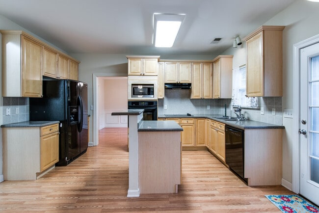 Building Photo - **ESTABLISHED NEIGHBORHOOD, AMAZING LOCATION**