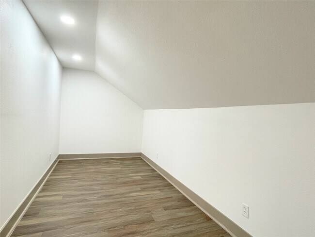 Building Photo - 210 Crescent Dr