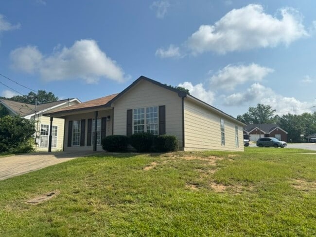 Building Photo - 2208 Summerwind Dr