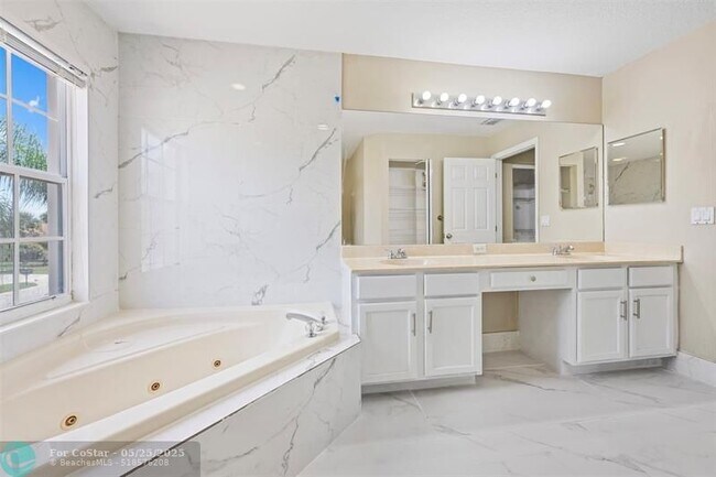 Building Photo - 3808 Miramontes Cir