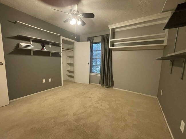 Building Photo - 447 El Toro Ln