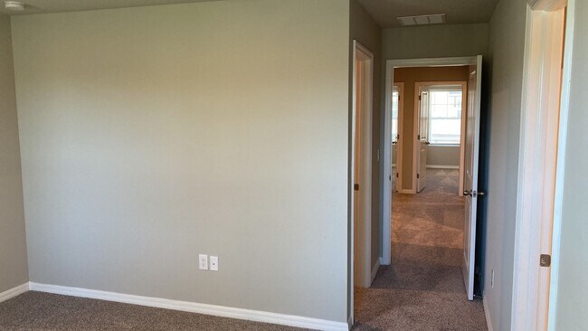 Building Photo - Like new 3 bedroom, 2.5 bathroom, 1 car ga...