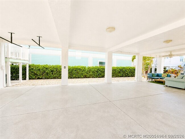 Building Photo - 252 NE Ebbtide Way
