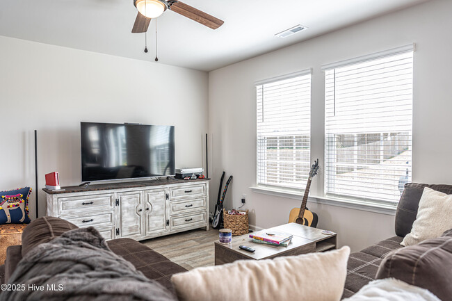 Building Photo - 3024 Paradise Way