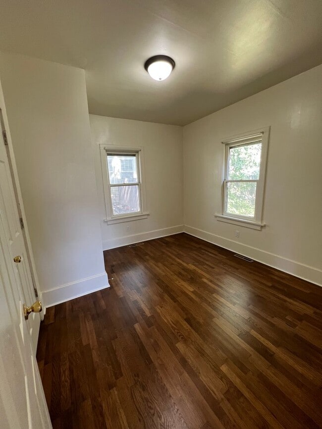 Building Photo - Remodeled Like New 2 Bedroom 1 Bath