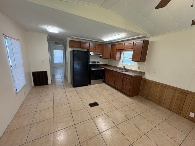 Building Photo - Tavares 1 Bed 1 Bath Waterfront Mobile Home