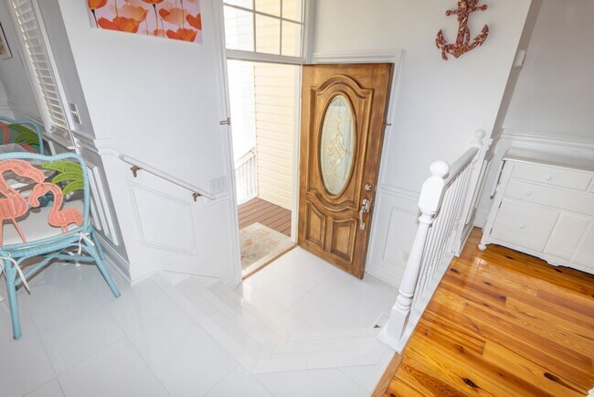 Building Photo - Lovely Townhome Available In Yacht Cove