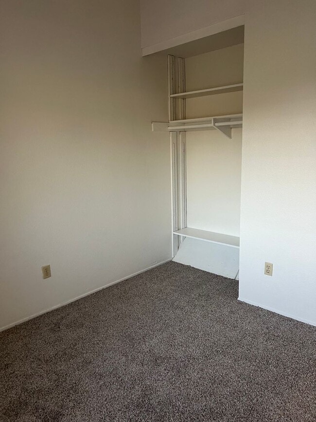 Building Photo - 3 bedroom 2 bath townhouse for rent