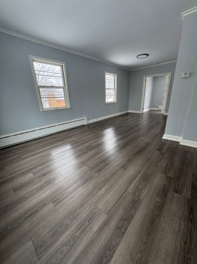 Building Photo - 804 6th Ave S