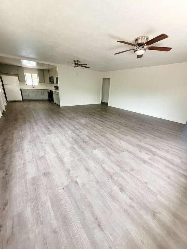 Building Photo - AVAILABLE NOW | 3 BED, 2 BATH HOME | Location: North Shore | Drive Up Parking Spaces, & Large Enc...