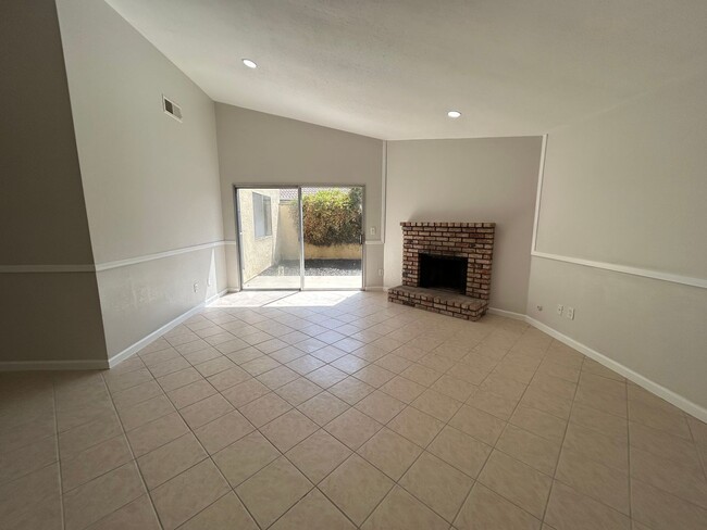 Building Photo - 536 Navarre Pl