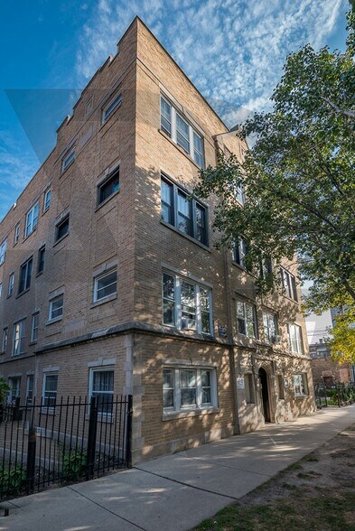 Building Photo - 820 W Waveland Ave