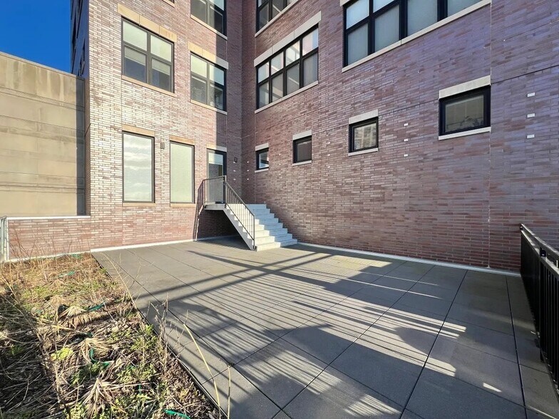 Building Photo - 3844 N Broadway