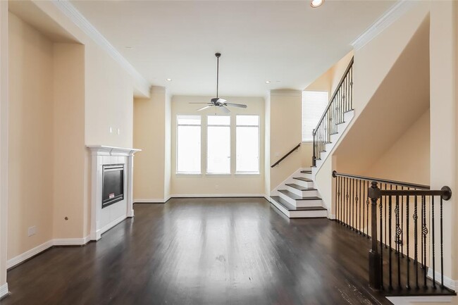 Building Photo - 318 W 28th St