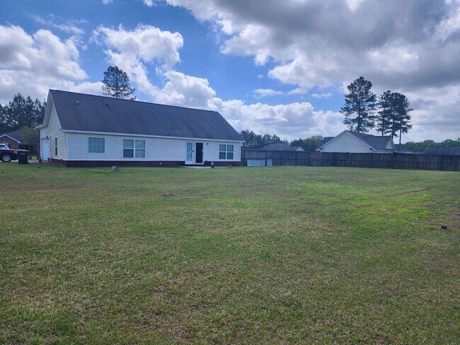 Building Photo - 114 Miller St NE