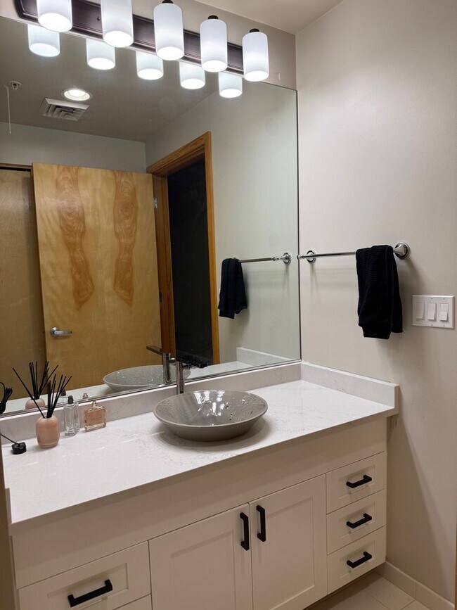 Building Photo - Pinnacle Condominiums - Pearl District ope...