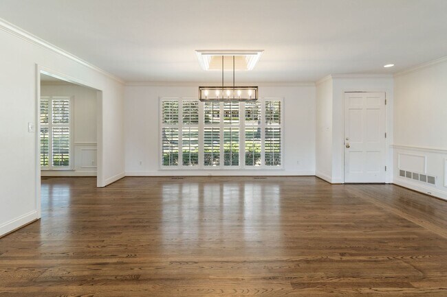 Building Photo - Mountain Brook Living: 3BR Main, Hardwoods...