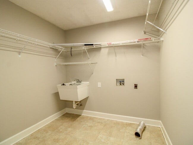 Building Photo - Spacious home!