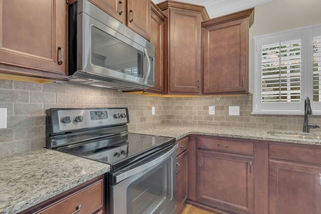 Building Photo - Charming Townhome in the Heart of Berry Fa...