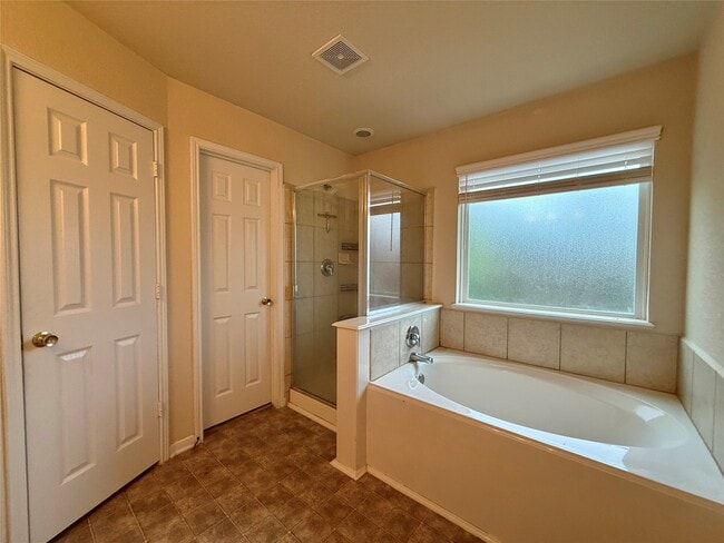 Building Photo - 14802 Fir Knoll Way
