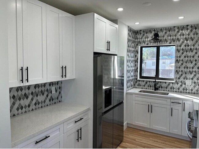 Building Photo - 170 W 58th St