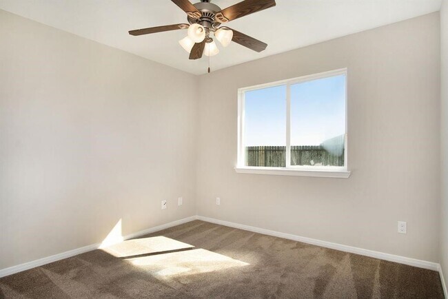 Building Photo - 127 Rodeo Dr