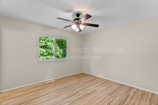 Building Photo - 561 Golfwood Dr