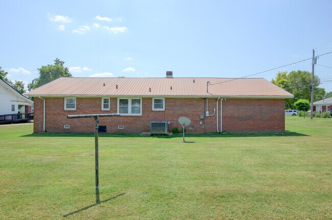 Building Photo - 104 W McReynolds Dr