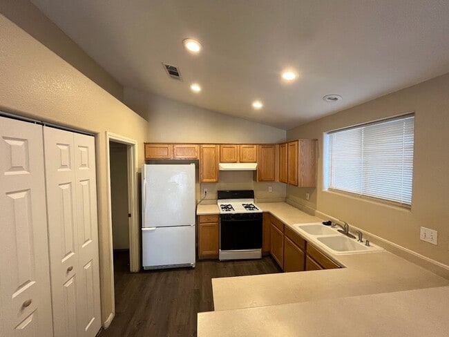 Building Photo - Great Single Story 3 Bedroom in the SW!