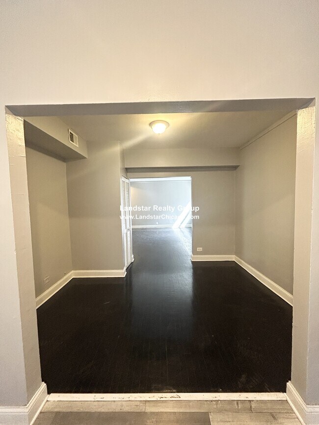 Building Photo - 7344 N Damen Ave