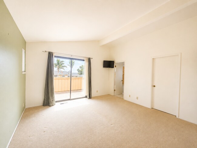 Building Photo - Beautiful Royal Oaks Home