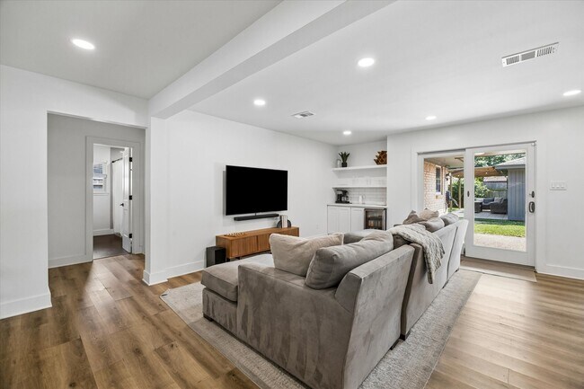 Building Photo - 5311 Hialeah Dr