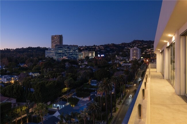 Building Photo - 838 N Doheny Dr