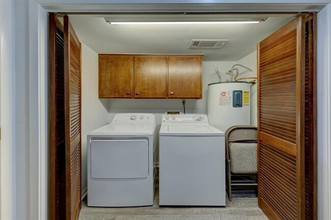 Building Photo - 2452 Country Club Dr