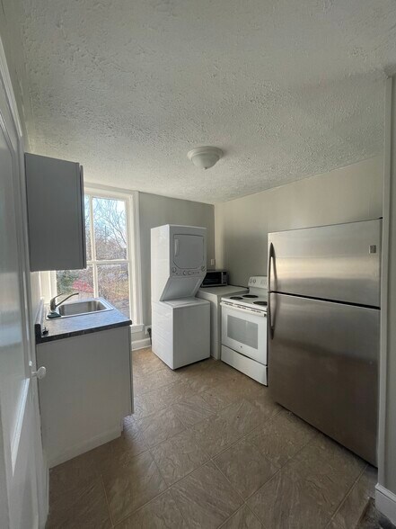 Building Photo - 221 W King St