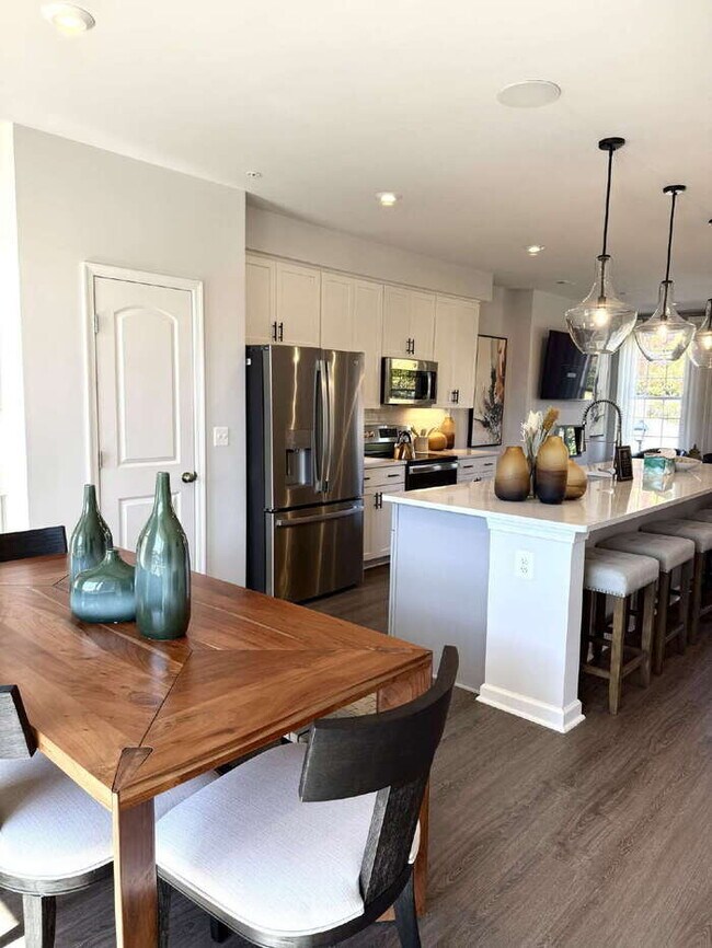 Building Photo - Modern 3-Bedroom Bethany Model Condo in Co...