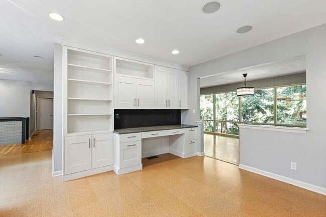 Building Photo - 2640 SW Vista Dr