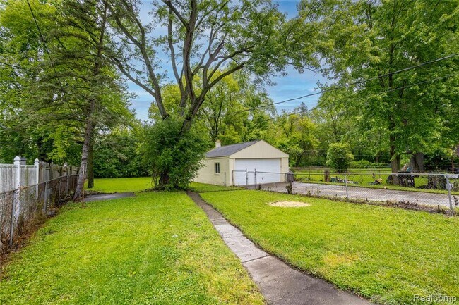 Building Photo - 18261 Brentwood St