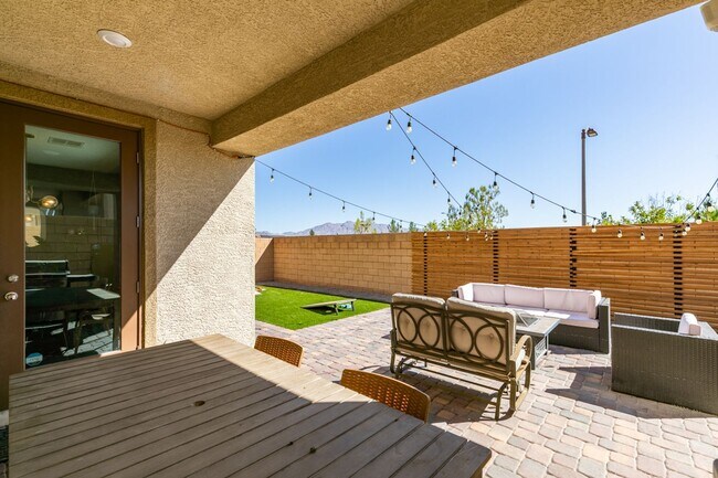 Building Photo - Gated, 4bed + loft with Bedroom and Full bathroom downstairs. Skye Canyon