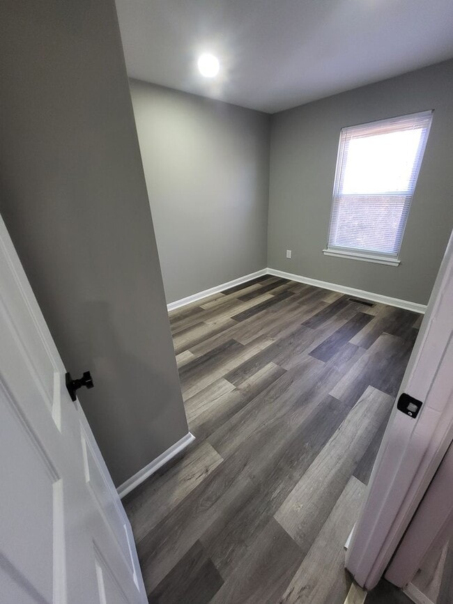 Building Photo - 3Bed 3 Bath Finished Basement!