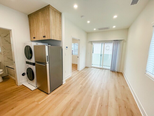 Building Photo - 204 18th St