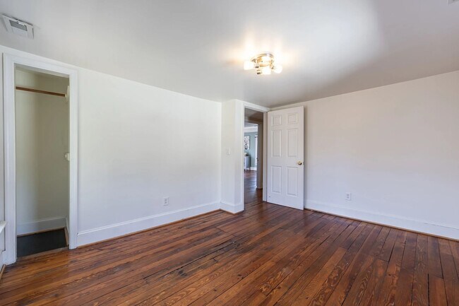 Building Photo - Walk to Main Street Restaurants and Downtown! Charming home, just like grandma's house!