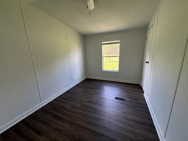 Building Photo - 3 bedroom 2 bath Mobile Home on 1 acre in ...