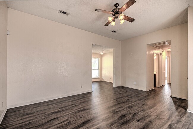 Building Photo - 2803 Willow Springs Rd