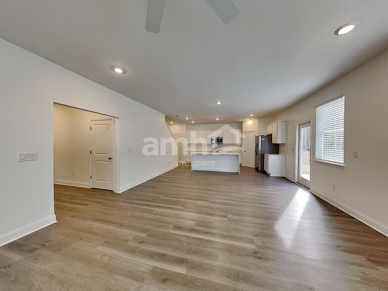 Building Photo - 380 Pointe Dr