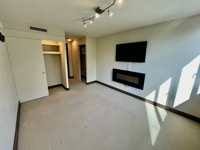 Building Photo - Modern 2-Bed, 2-Bath Downtown Condo with P...