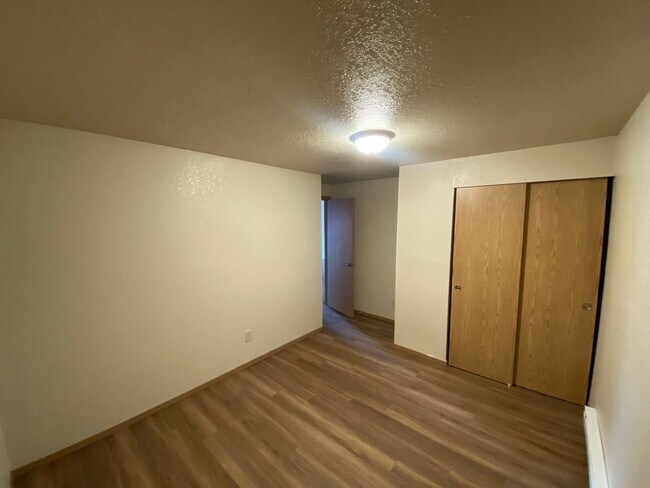 Building Photo - 2 bedroom unit with balcony!