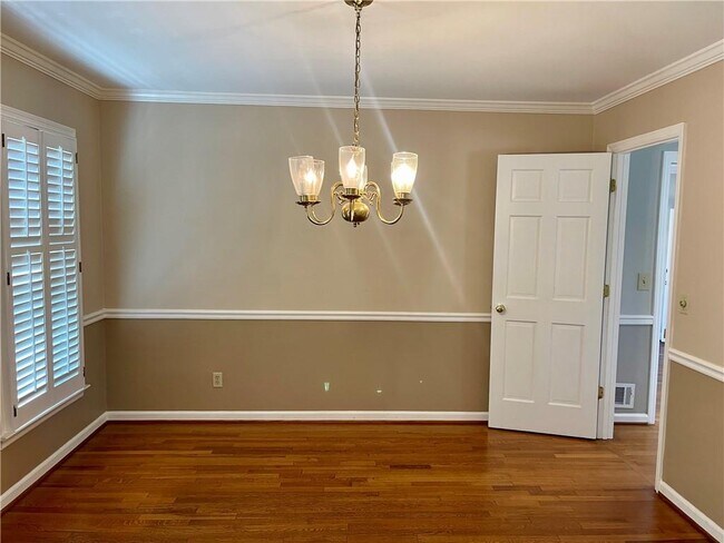 Building Photo - 119 Woodlawn Dr NE