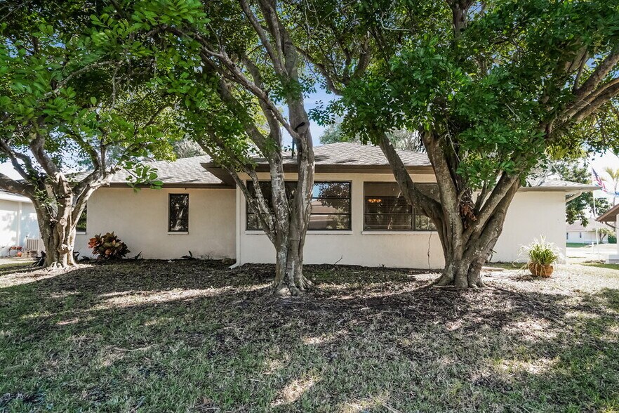 Building Photo - 2126 SW 14th Ave