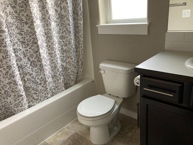 Building Photo - Newer Home In North Albany! Nealy 2500 sq ...
